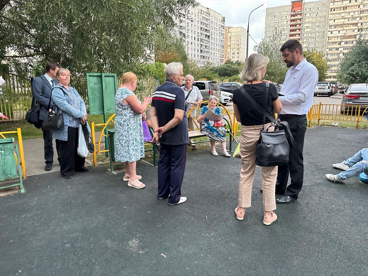 Жители домов на проспекте Космонавтов в Королёве показали кандидату в депутаты свой двор