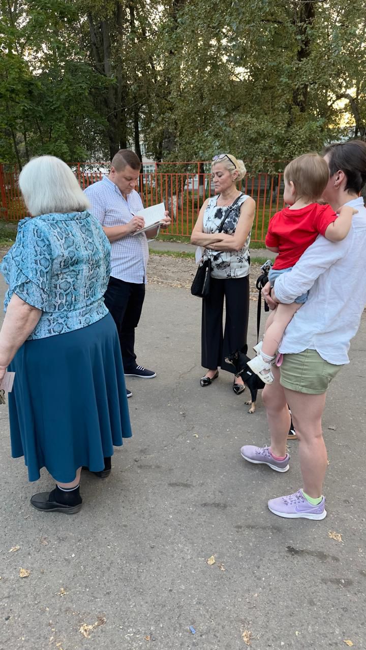 Встреча кандидата в депутаты Совета депутатов по №2 избирательному округу Антонова Алексея с жителями города по улице Школьная мкр. Болшево