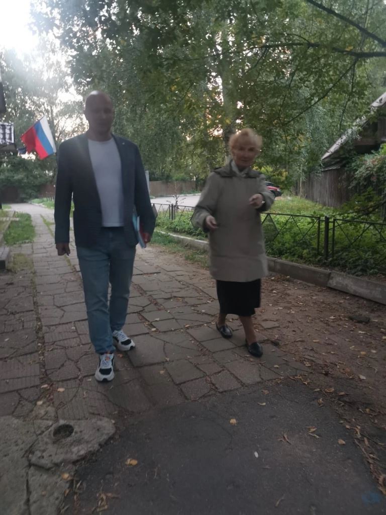 Жители Королёва рассказали кандидату в депутаты Даниилу Лунёву о проблемах в домах на улице Прудной в Королёве