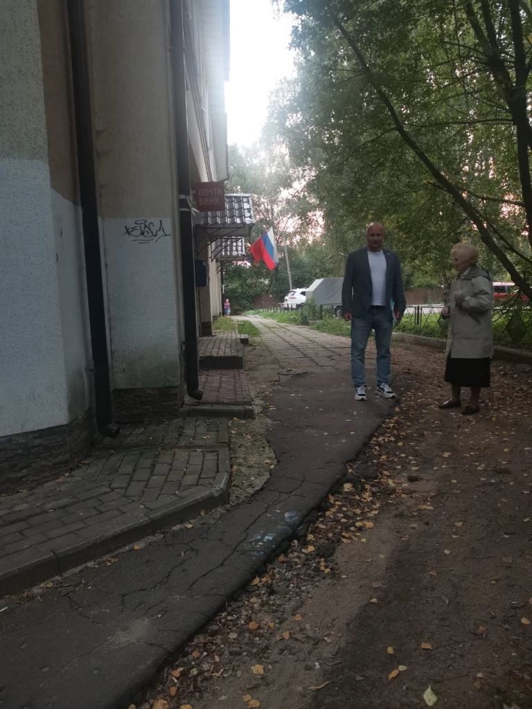 Жители Королёва рассказали кандидату в депутаты Даниилу Лунёву о проблемах в домах на улице Прудной в Королёве