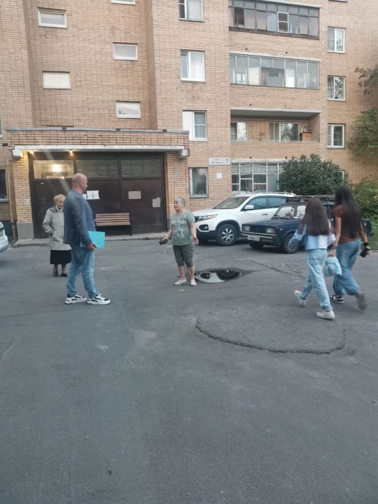 Жители Королёва рассказали кандидату в депутаты Даниилу Лунёву о проблемах в домах на улице Прудной в Королёве
