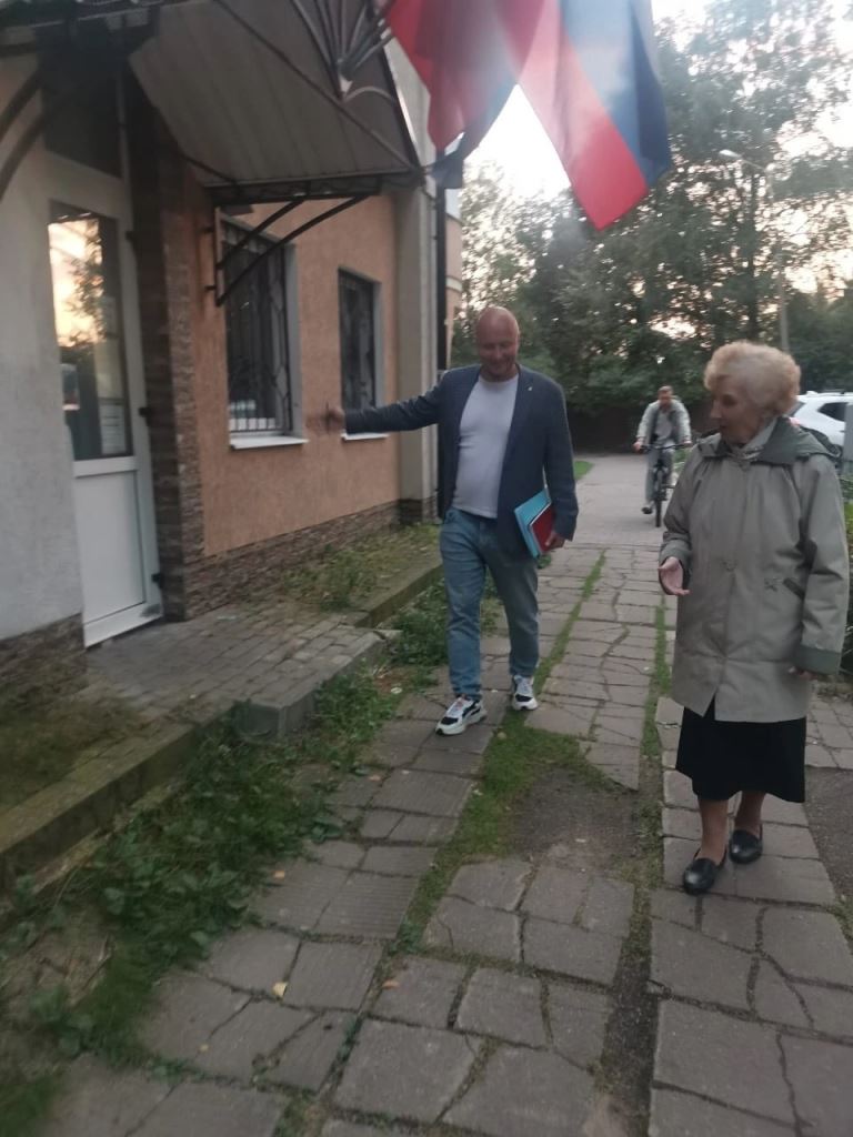 Жители Королёва рассказали кандидату в депутаты Даниилу Лунёву о проблемах в домах на улице Прудной в Королёве