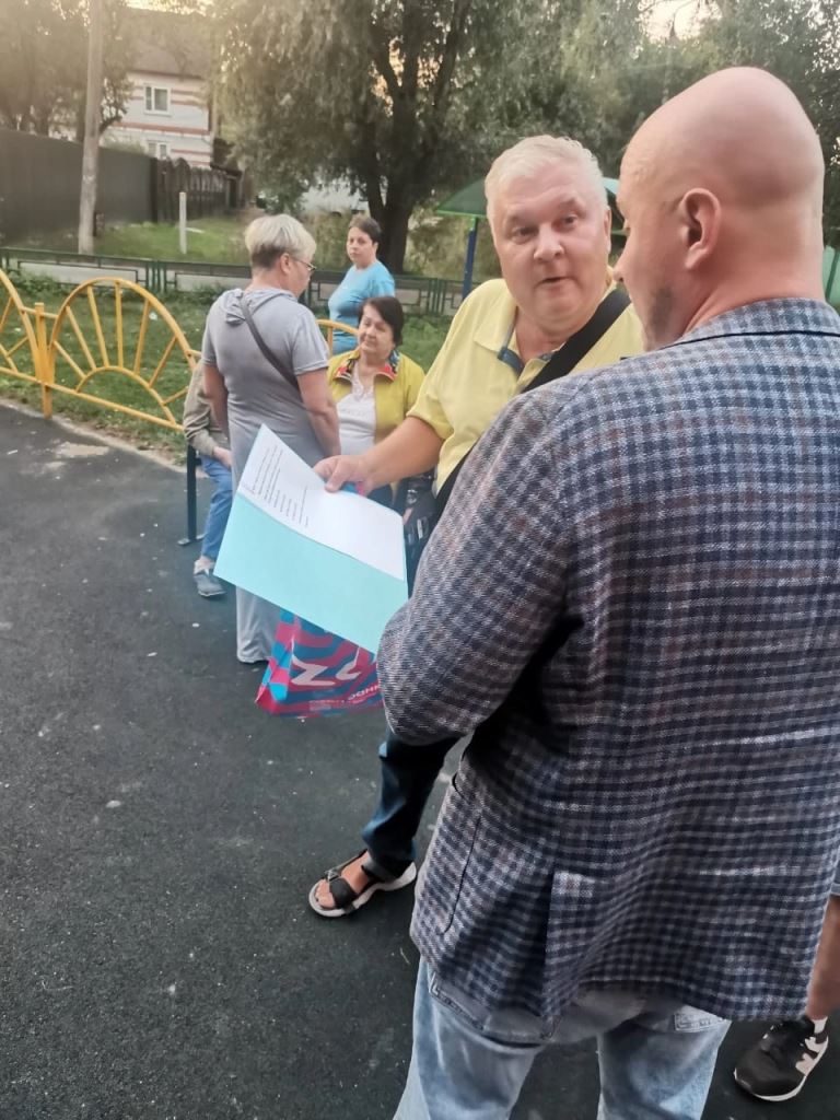 Жители Королёва рассказали кандидату в депутаты Даниилу Лунёву о проблемах в домах на улице Прудной в Королёве
