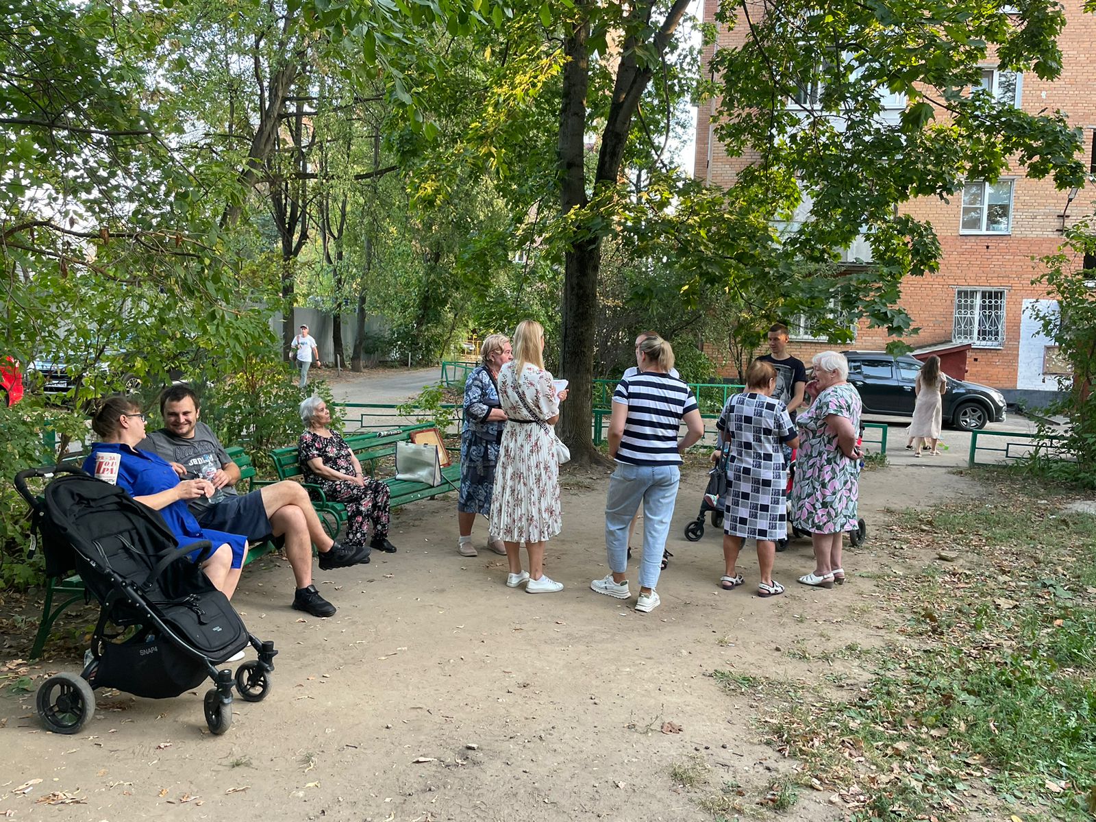 28 августа прошла встреча кандидата в депутаты Совета депутатов г.о. Королёв от партии КПРФ по №4 избирательному округу Ушаковой Натальи с жителями города по ул. Кирова, д.1, 3, 5, 7