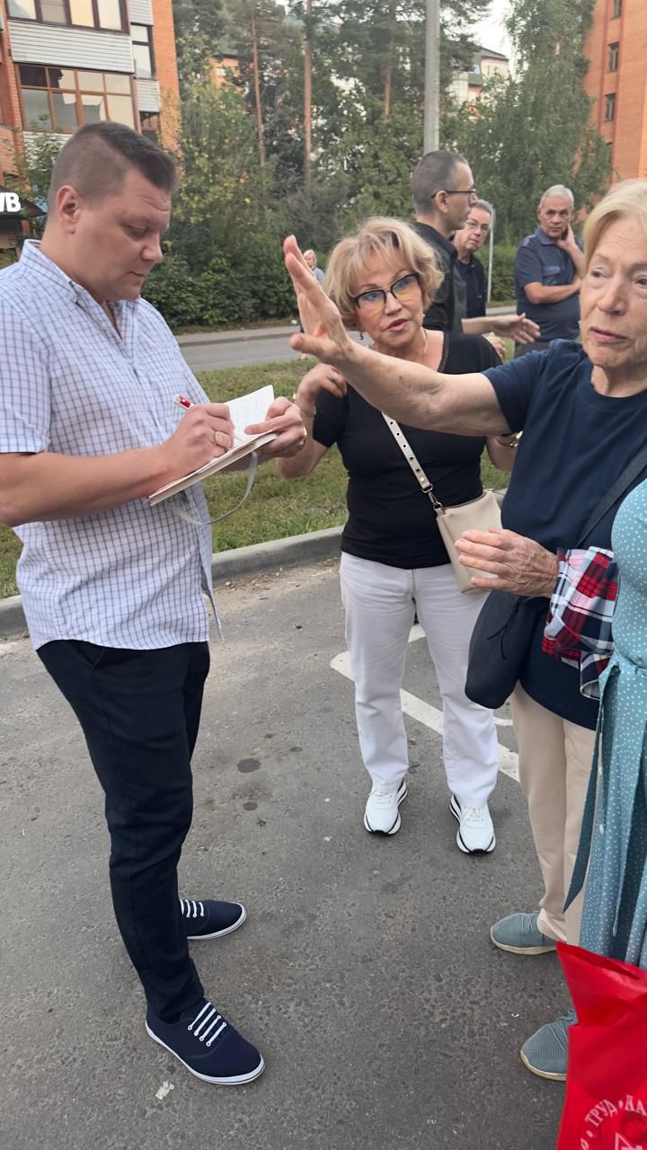 Встреча кандидата по 2 избирательному округу от КПРФ Антонова Алексея с жителями города Королёва в микрорайоне Болшево по улице Маяковкого у дома 6