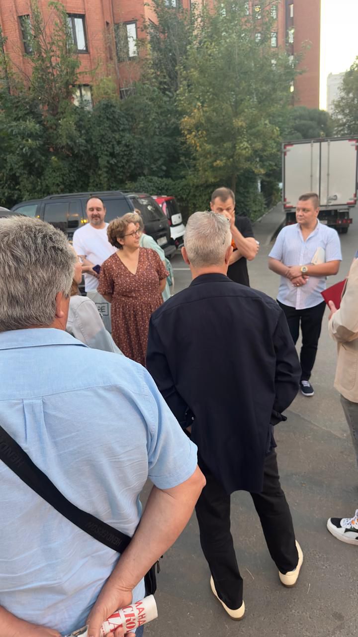 Встреча кандидата по 2 избирательному округу от КПРФ Антонова Алексея с жителями города Королёва в микрорайоне Болшево по улице Маяковкого у дома 6