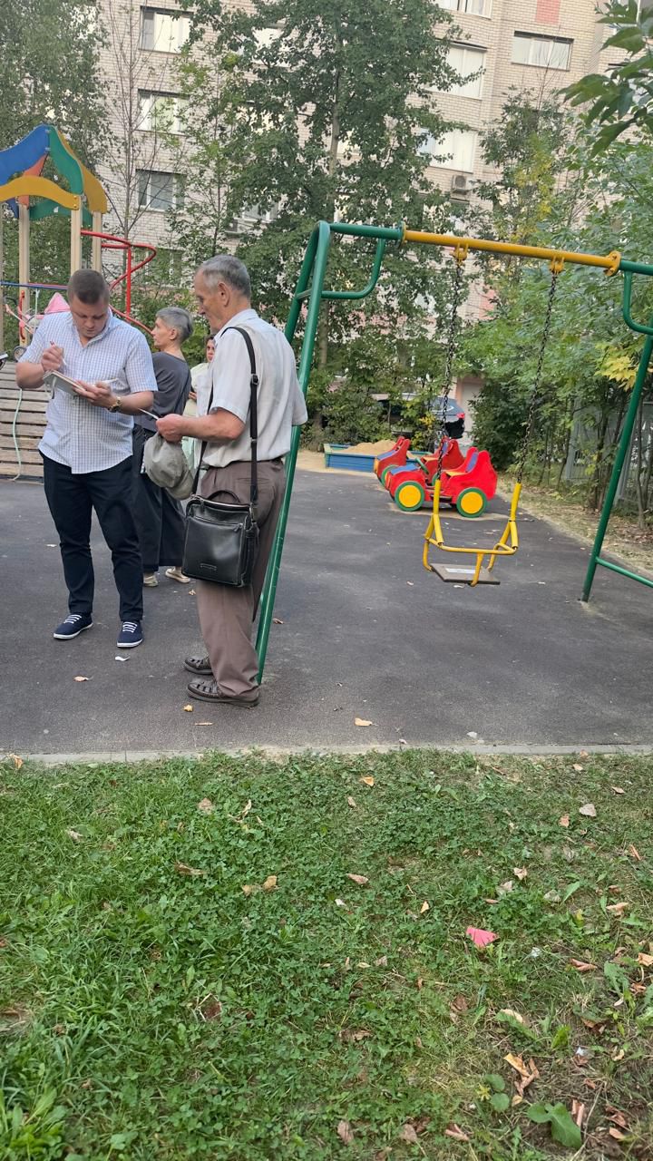 Встреча кандидата по 2 избирательному округу от КПРФ Антонова Алексея с жителями города Королёва в микрорайоне Болшево по улице Маяковкого у дома 6