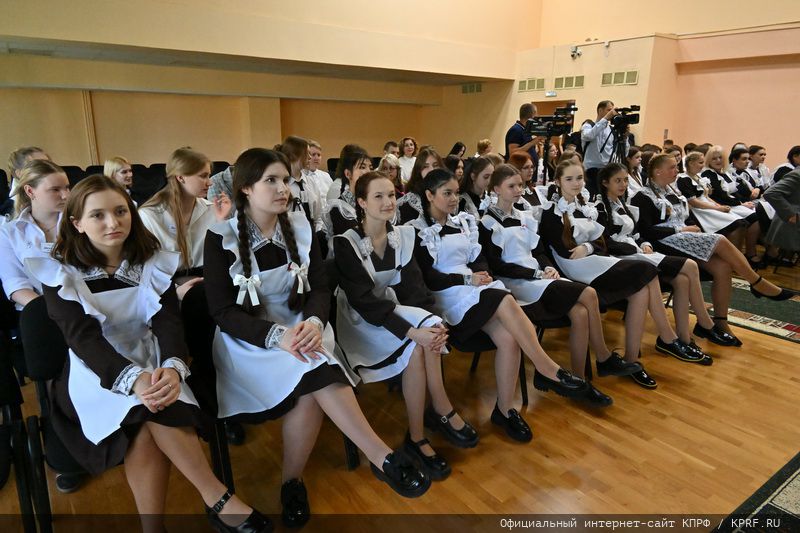 Г.А. Зюганов выступил на школьной линейке