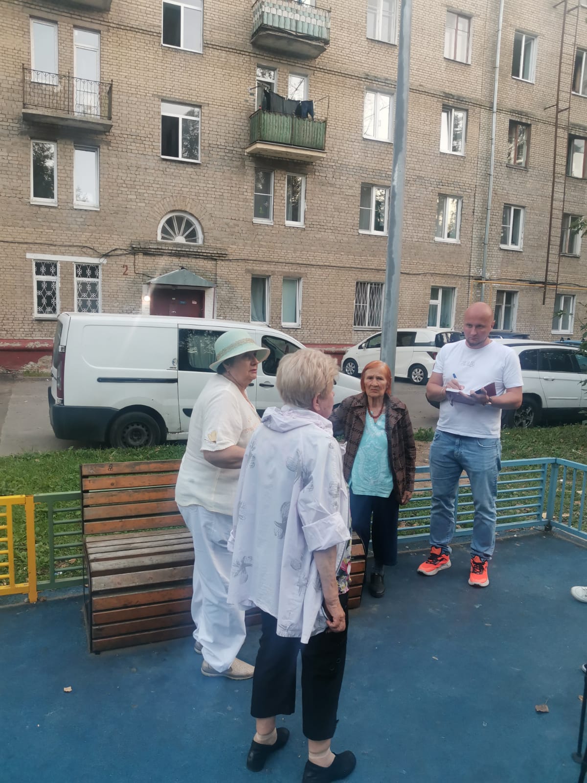 Сохранить лес и решить проблемы в ЖКХ попросили жители на улице Трудовой в Королёве