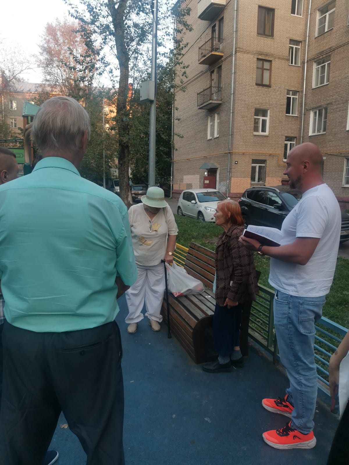 Сохранить лес и решить проблемы в ЖКХ попросили жители на улице Трудовой в Королёве