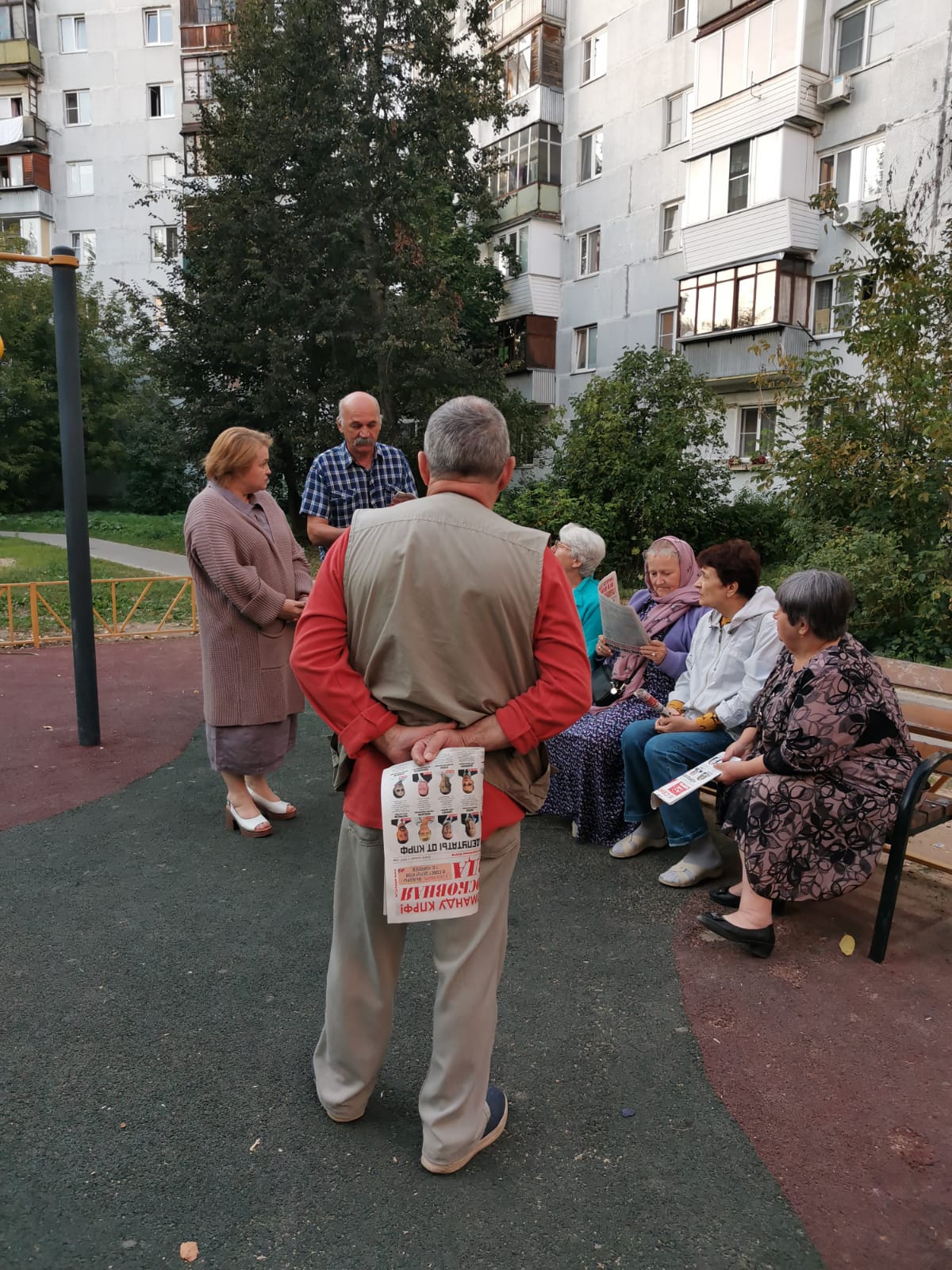 Дети в микрорайоне Первомайский в Королёве попросили кандидата в депутаты установить качели на площадке