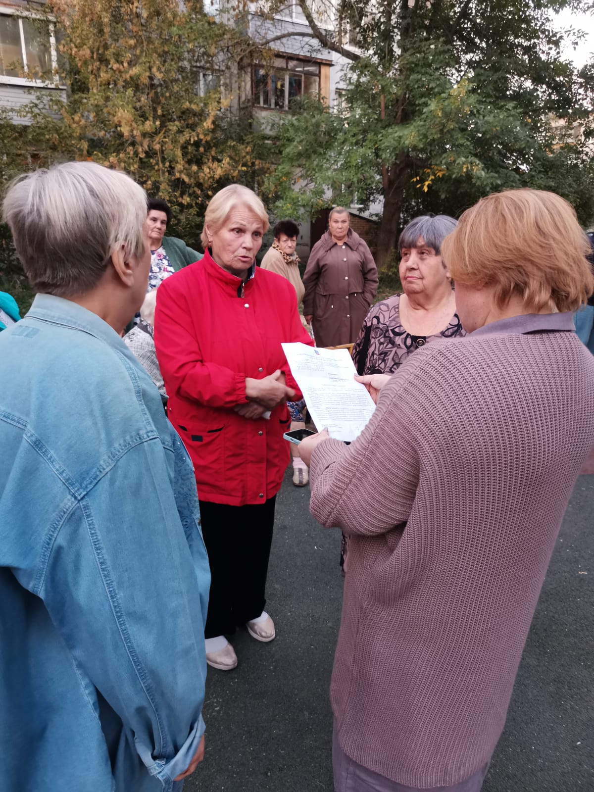 Дети в микрорайоне Первомайский в Королёве попросили кандидата в депутаты установить качели на площадке