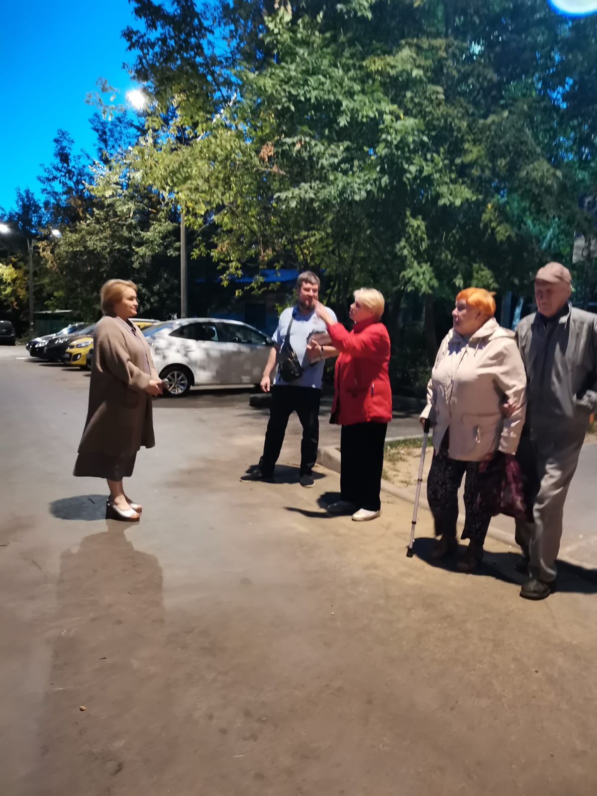 Дети в микрорайоне Первомайский в Королёве попросили кандидата в депутаты установить качели на площадке
