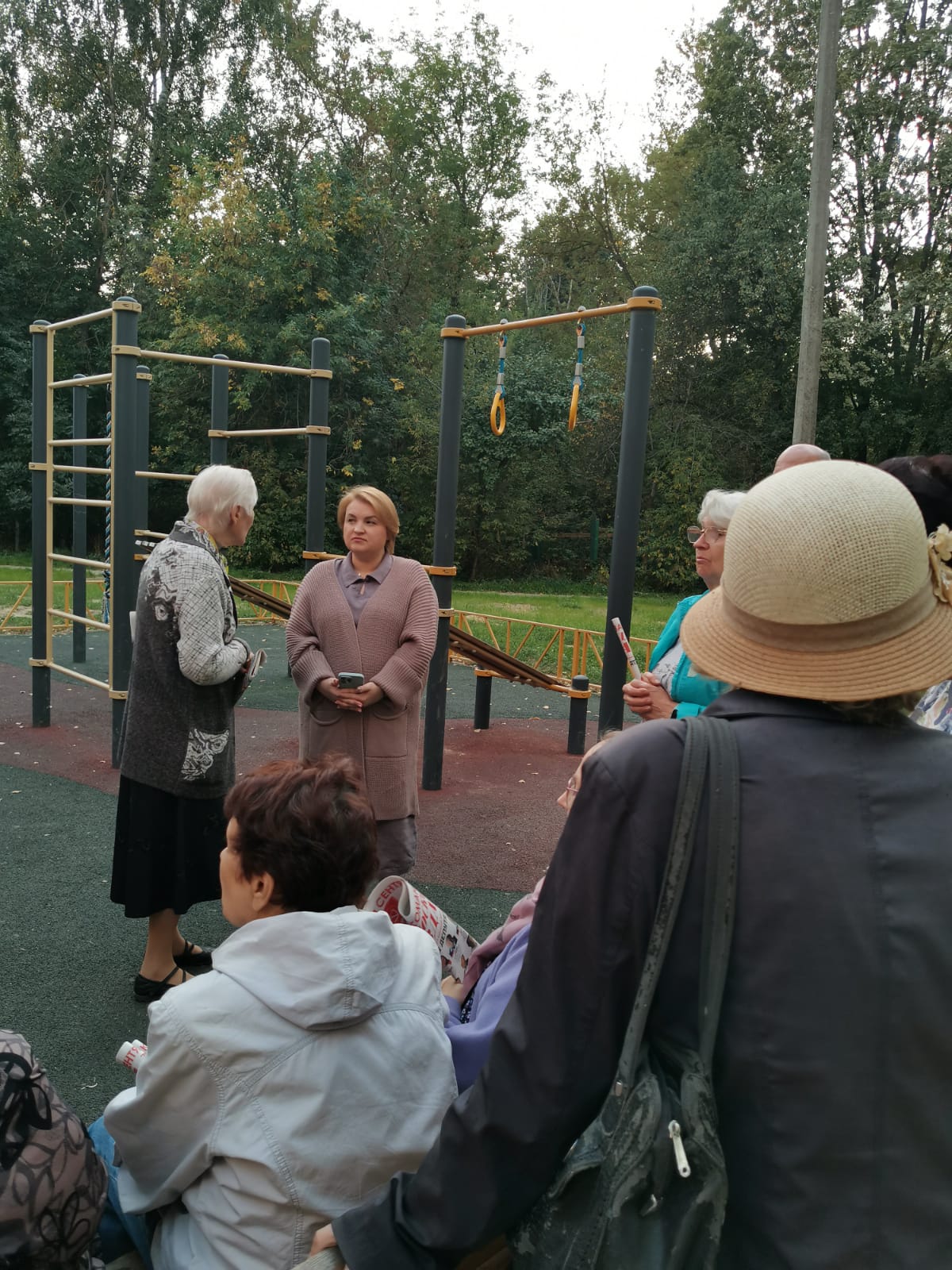 Дети в микрорайоне Первомайский в Королёве попросили кандидата в депутаты установить качели на площадке