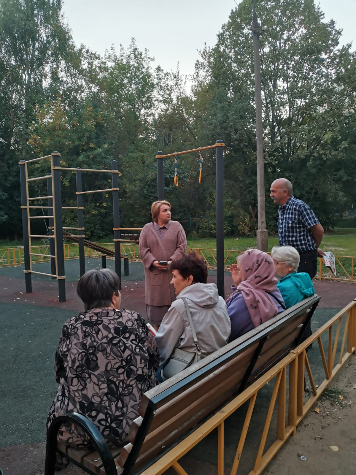 Дети в микрорайоне Первомайский в Королёве попросили кандидата в депутаты установить качели на площадке