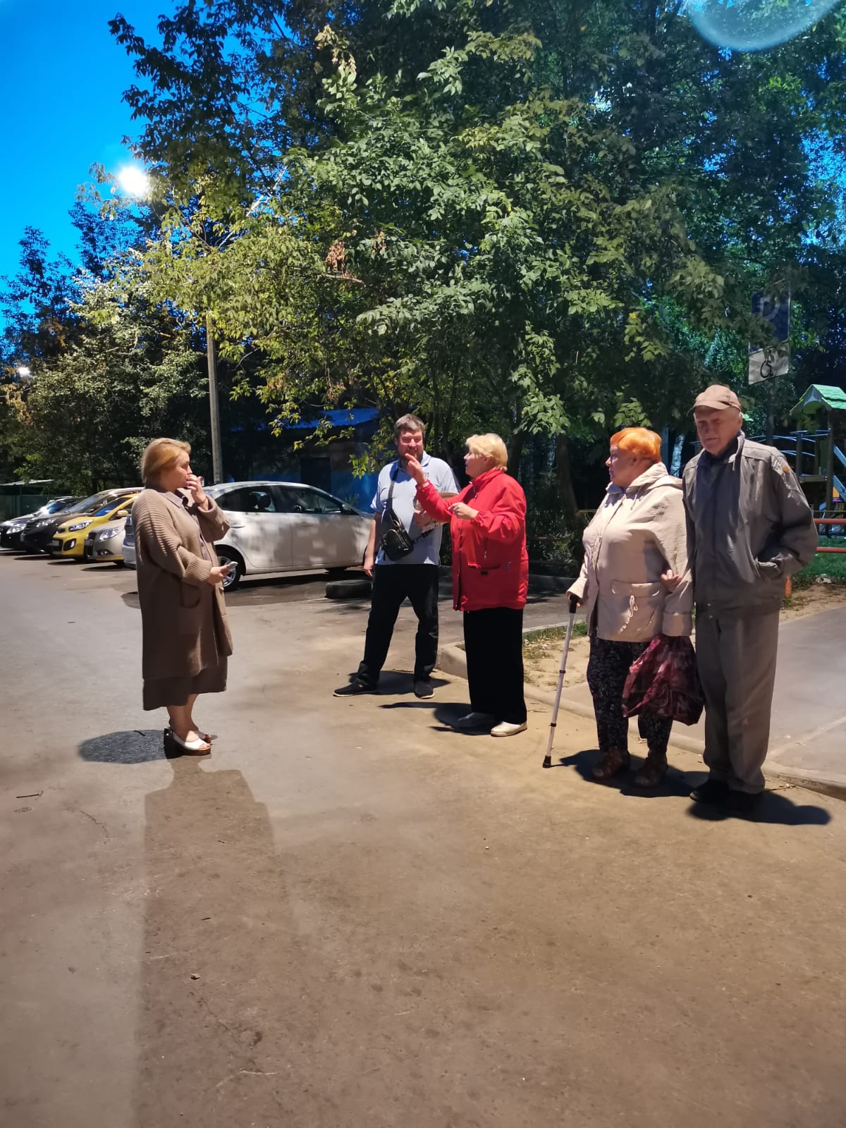 Дети в микрорайоне Первомайский в Королёве попросили кандидата в депутаты установить качели на площадке