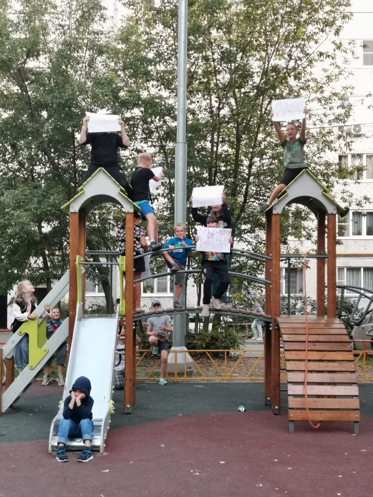 Дети в микрорайоне Первомайский в Королёве попросили кандидата в депутаты установить качели на площадке