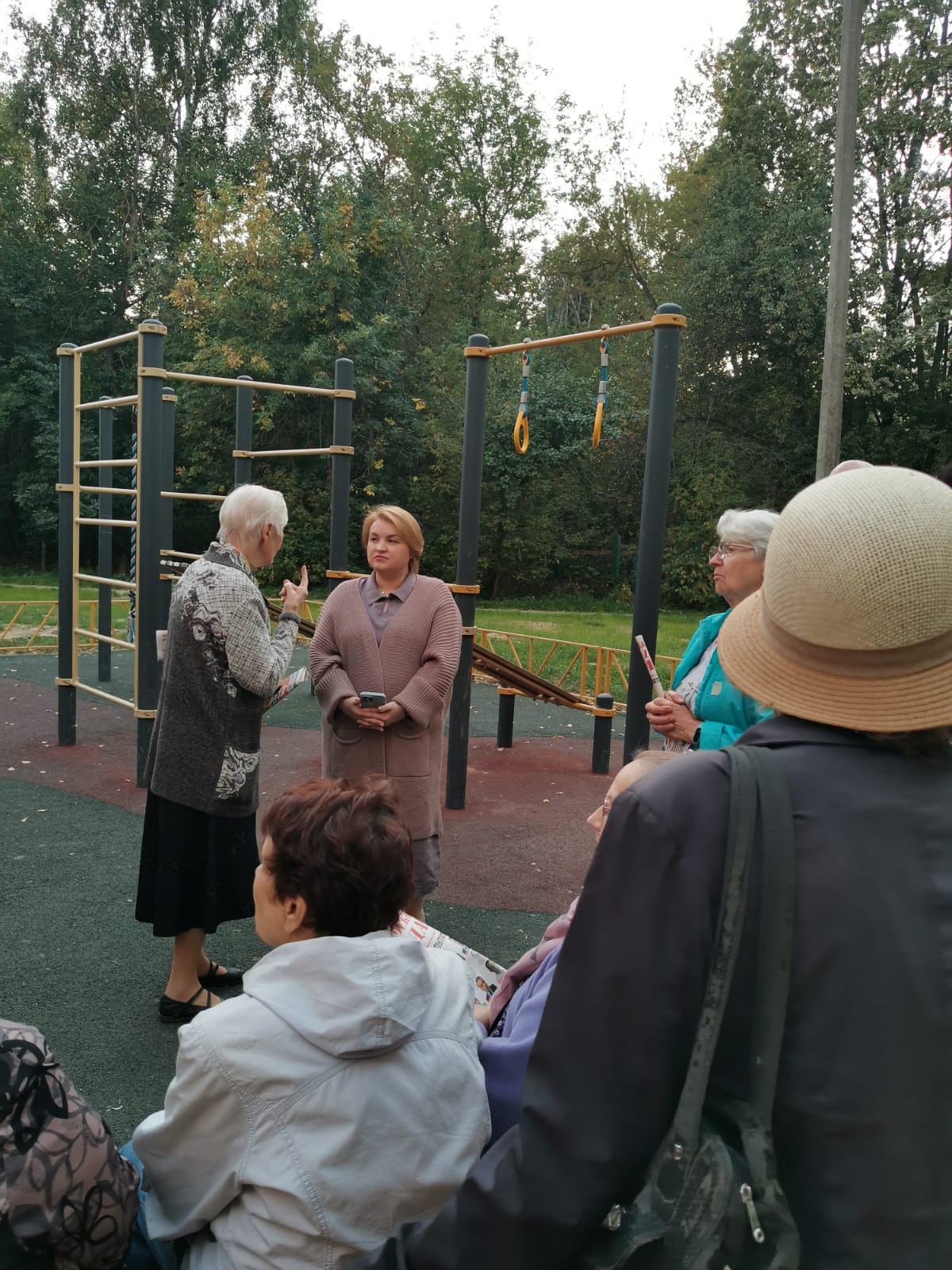 Дети в микрорайоне Первомайский в Королёве попросили кандидата в депутаты установить качели на площадке
