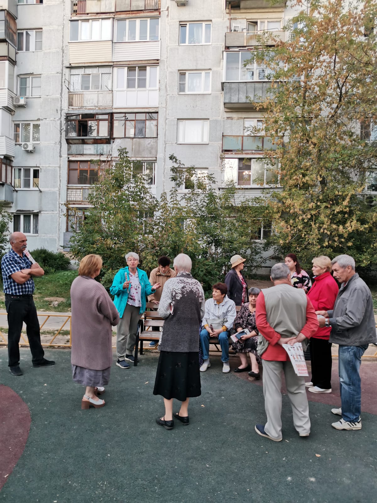 Дети в микрорайоне Первомайский в Королёве попросили кандидата в депутаты установить качели на площадке