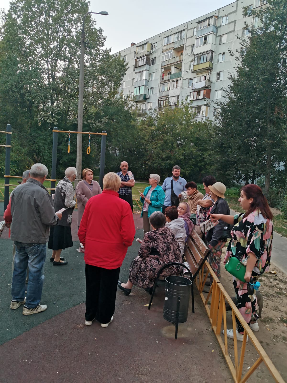 Дети в микрорайоне Первомайский в Королёве попросили кандидата в депутаты установить качели на площадке