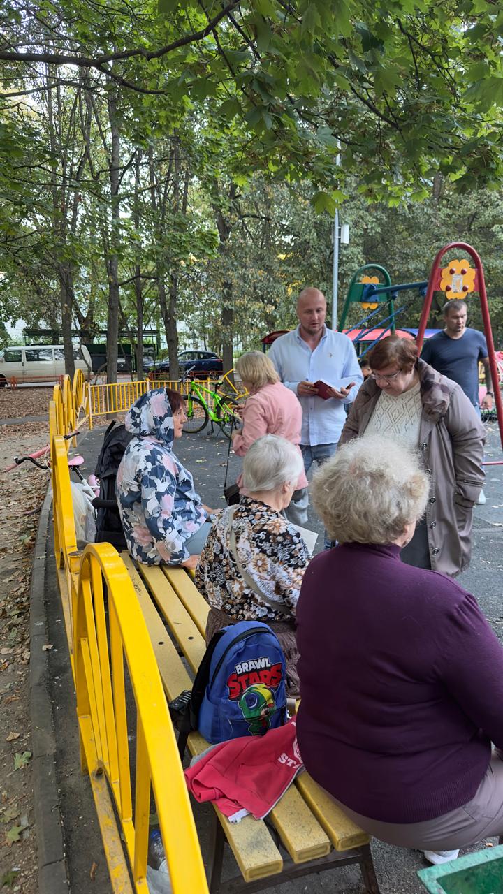 Жители Королёва попросили кандидата в депутаты помочь заставить УК заняться благоустройством