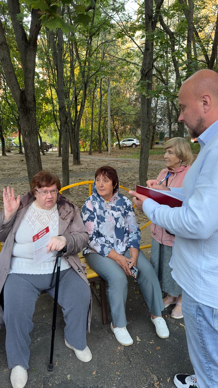 Жители Королёва попросили кандидата в депутаты помочь заставить УК заняться благоустройством