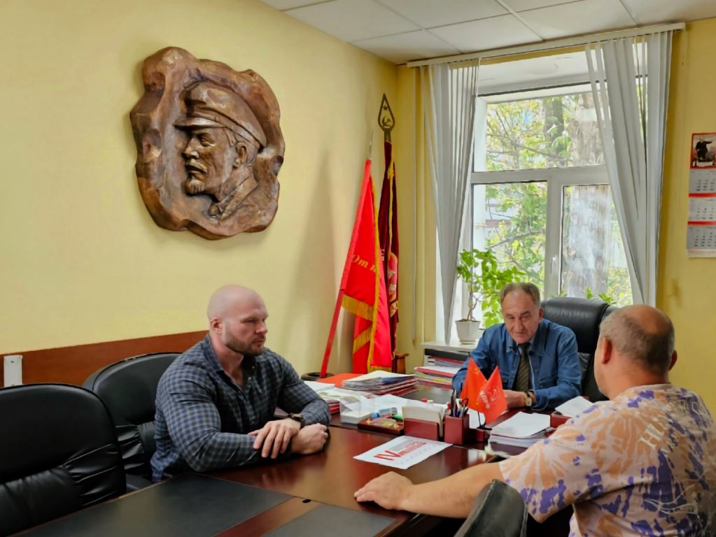 Первый секретарь Дмитровского ГК КПРФ Александр Корнев доложил о работе по снабжению военнослужащих в зоне СВО