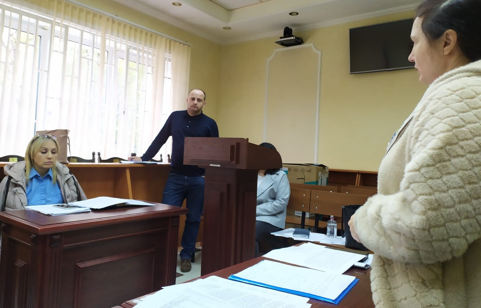 Как бы разбирательство или игра в одни ворота