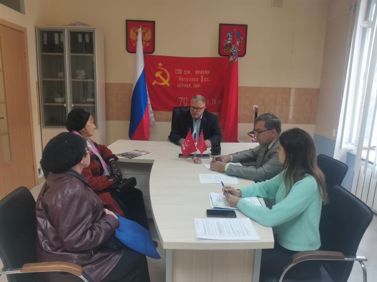 Руководитель фракции КПРФ в Мособлдуме Александр Наумов провел прием граждан в Ступино