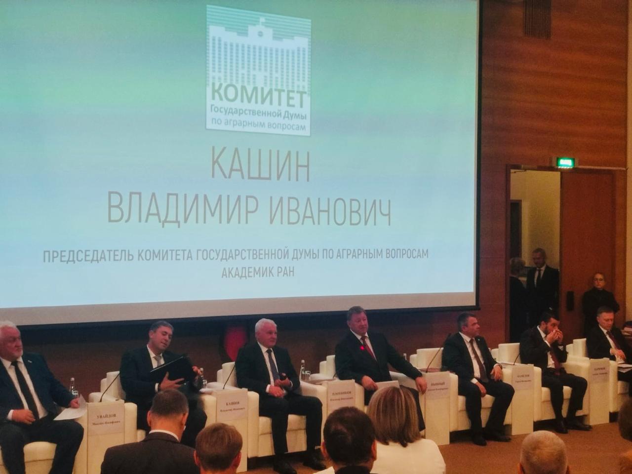 Руководитель фракции КПРФ Александр Наумов, вместе с депутатами-коммунистами Мособлдумы, принял участие в парламентских слушаниях в Госдуме