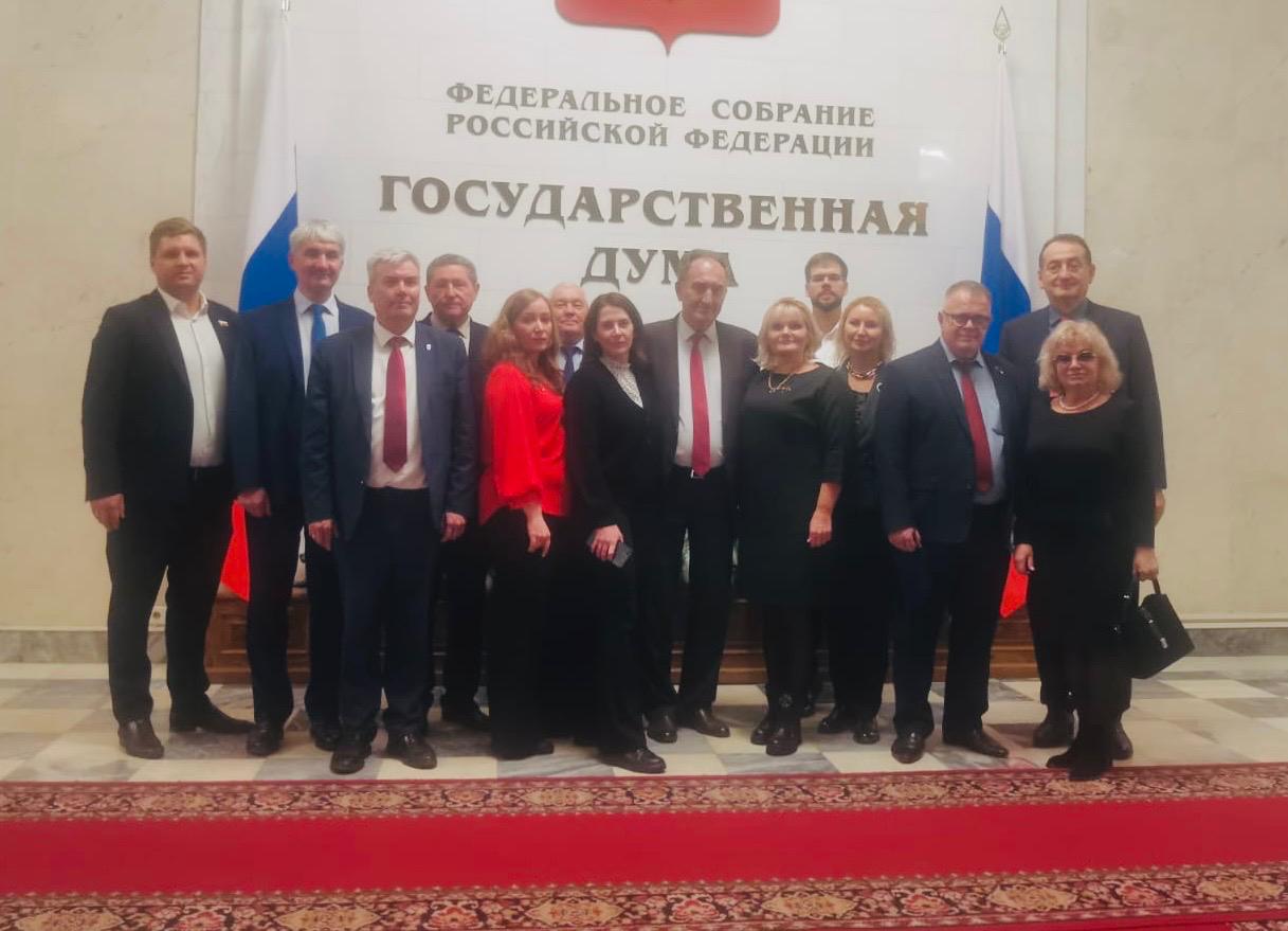 Руководитель фракции КПРФ Александр Наумов, вместе с депутатами-коммунистами Мособлдумы, принял участие в парламентских слушаниях в Госдуме