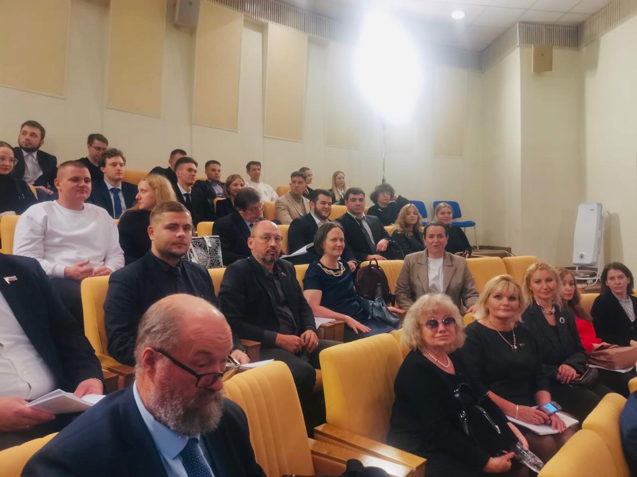 Руководитель фракции КПРФ Александр Наумов, вместе с депутатами-коммунистами Мособлдумы, принял участие в парламентских слушаниях в Госдуме