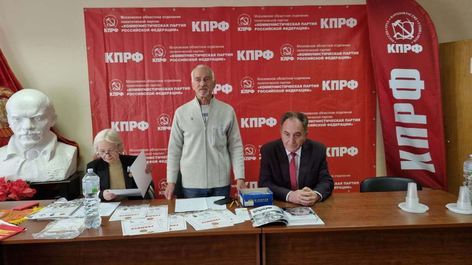 Николай Васильев вручил награды ветеранам комсомола