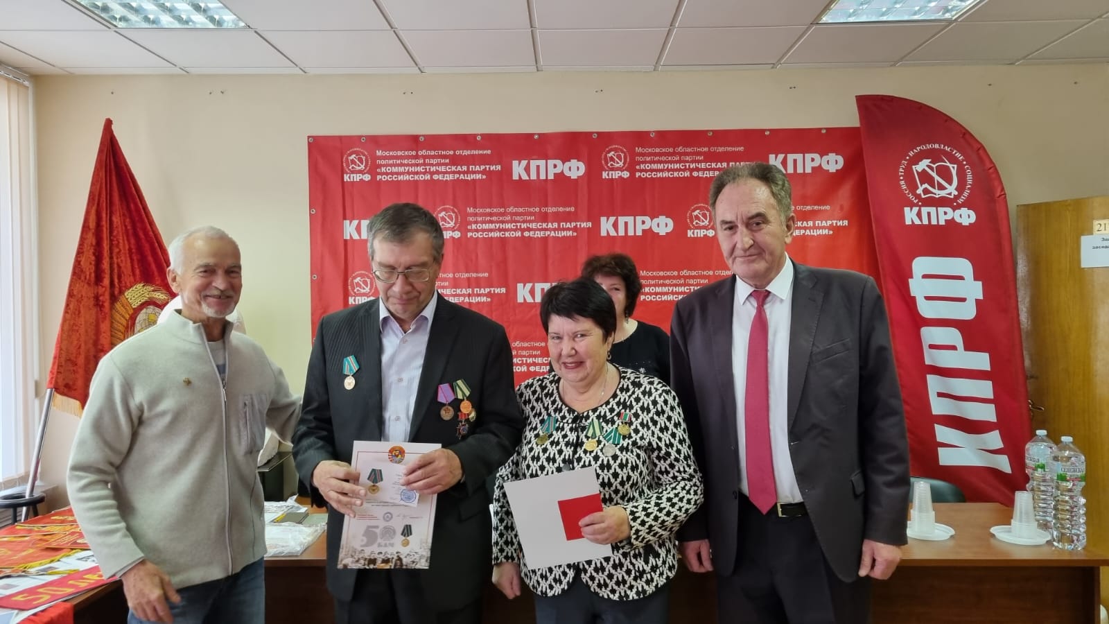 Николай Васильев вручил награды ветеранам комсомола