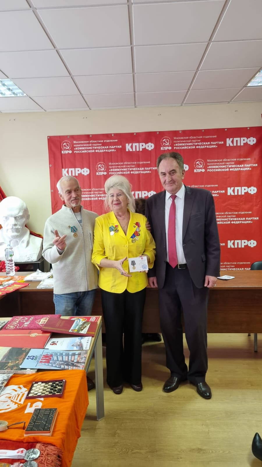 Николай Васильев вручил награды ветеранам комсомола
