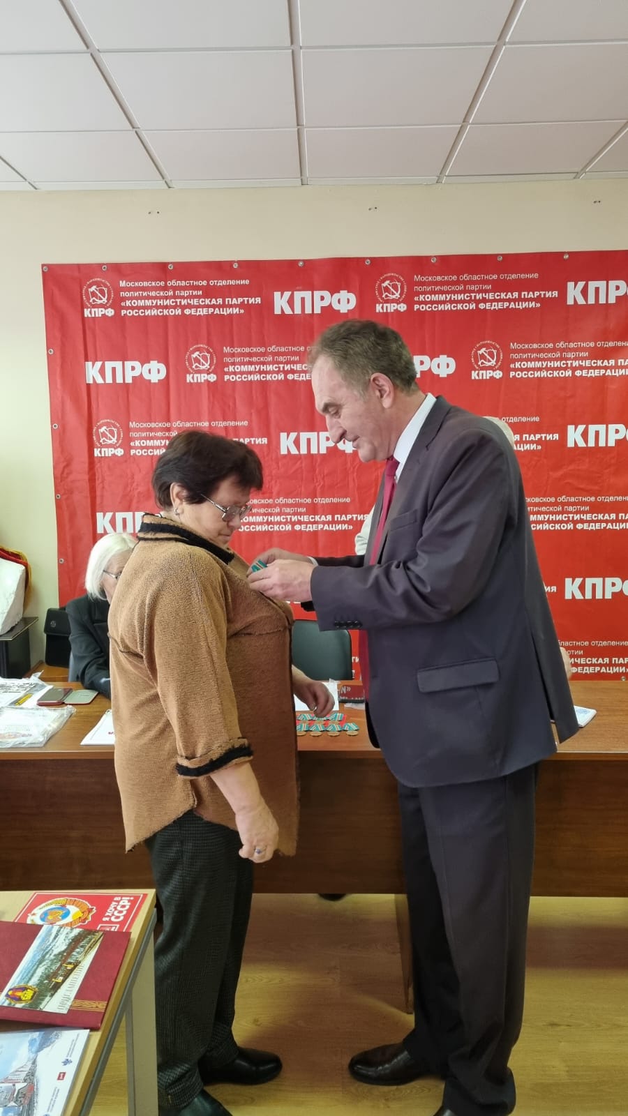 Николай Васильев вручил награды ветеранам комсомола