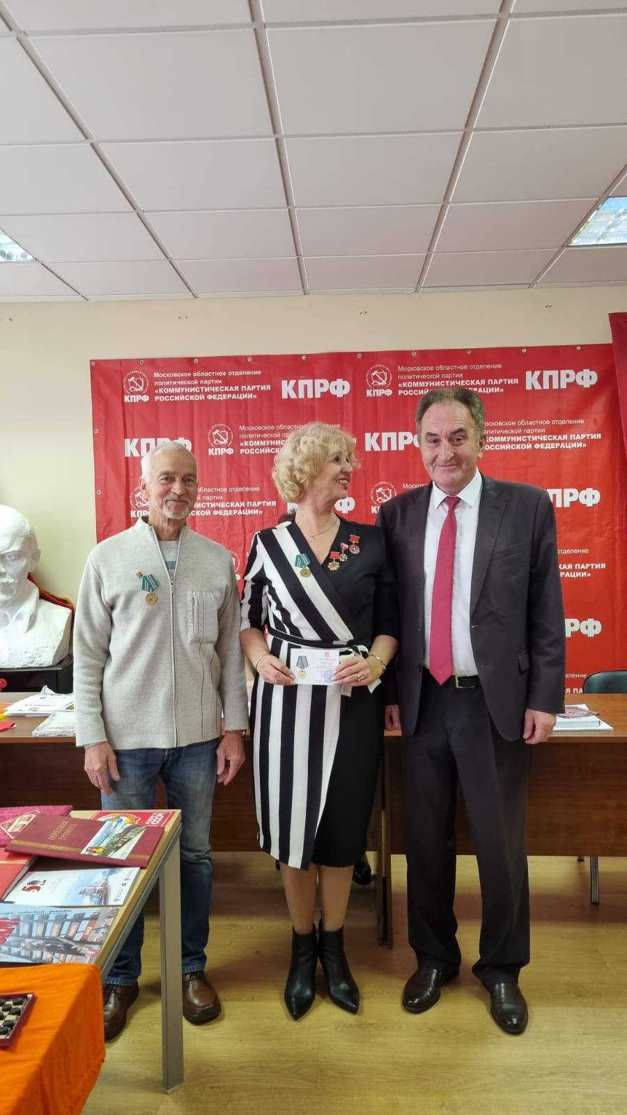 Николай Васильев вручил награды ветеранам комсомола