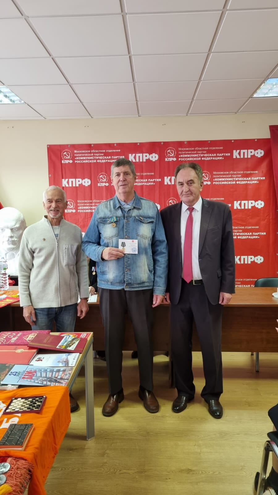 Николай Васильев вручил награды ветеранам комсомола