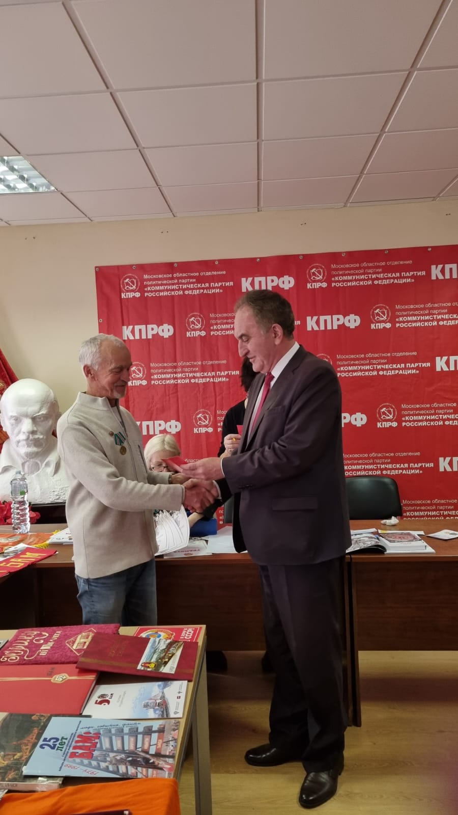 Николай Васильев вручил награды ветеранам комсомола