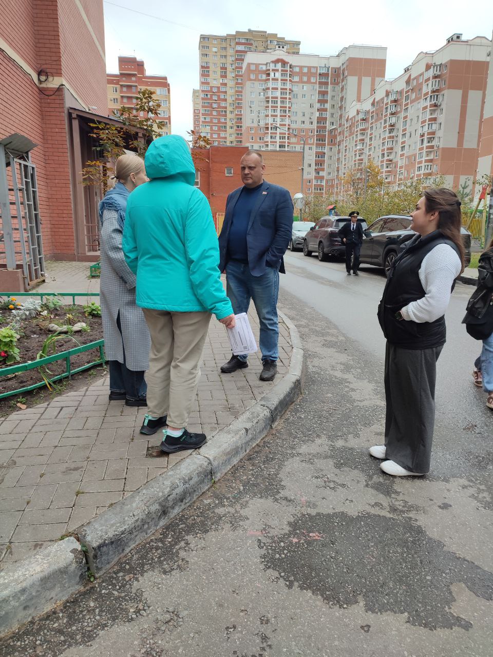 Олег Зверев проверил подачу тепла в МКД Балашихи