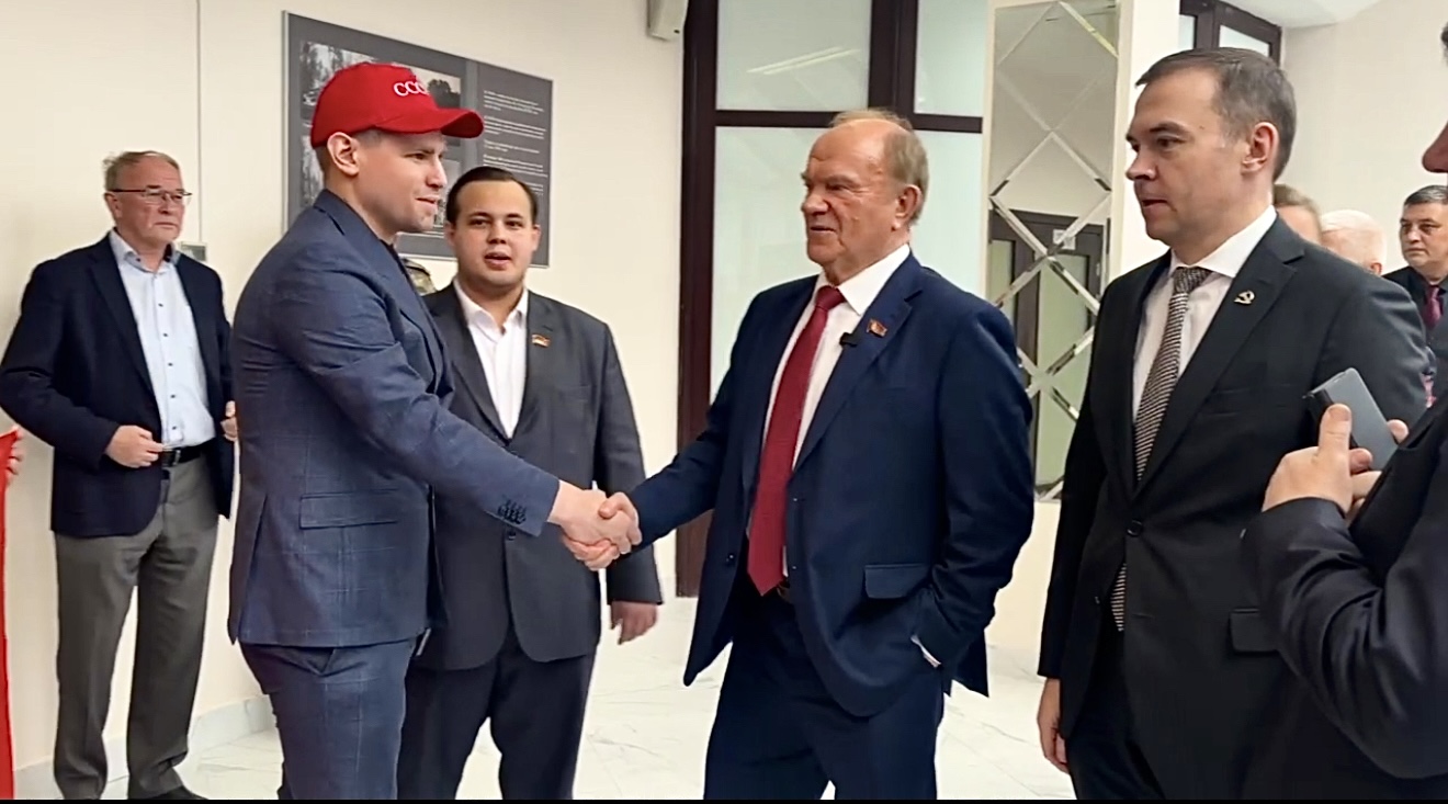 Комсомольцы Подмосковья приняли участие в открытие выставки «Донбасс, мы с тобой»