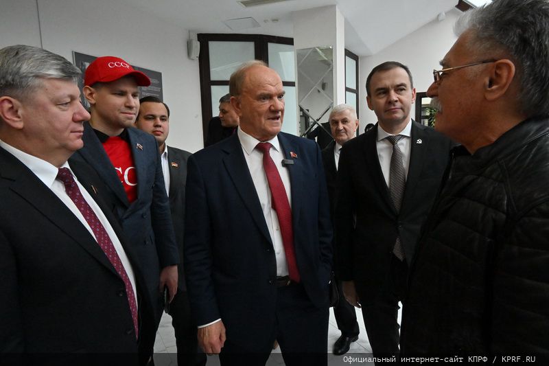 Комсомольцы Подмосковья приняли участие в открытие выставки «Донбасс, мы с тобой»
