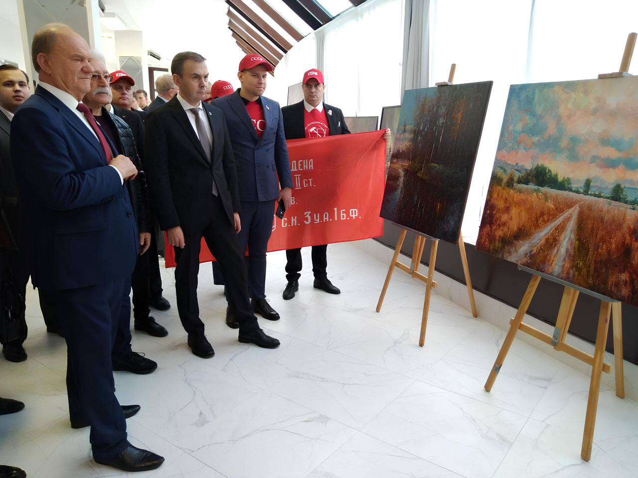Комсомольцы Подмосковья приняли участие в открытие выставки «Донбасс, мы с тобой»