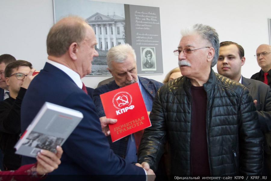Лидер КПРФ Г.А. Зюганов открыл выставку картин художника Н. Ламидова «Донбасс, мы с тобой»