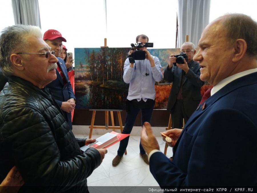 Лидер КПРФ Г.А. Зюганов открыл выставку картин художника Н. Ламидова «Донбасс, мы с тобой»
