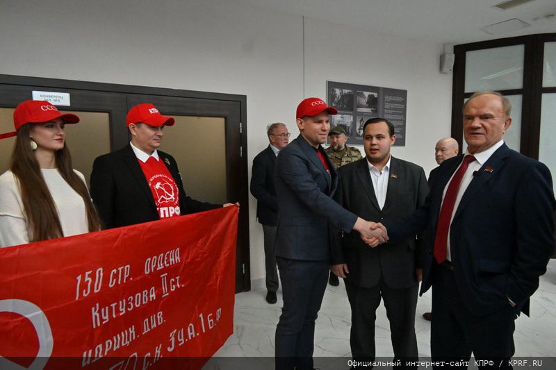 Лидер КПРФ Г.А. Зюганов открыл выставку картин художника Н. Ламидова «Донбасс, мы с тобой»