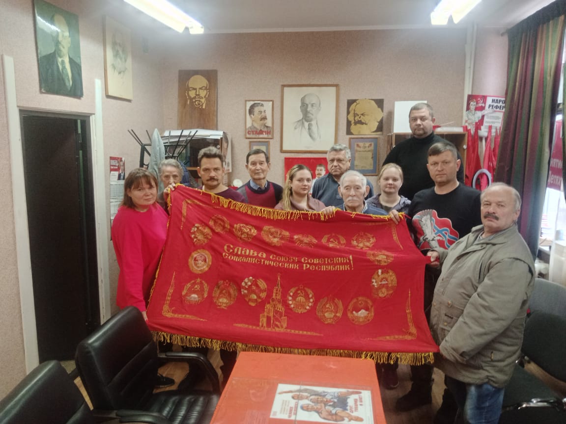Неба утреннего стяг!