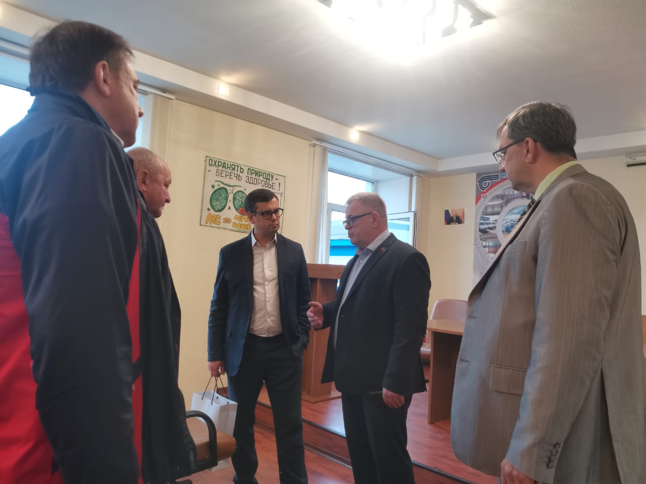 Руководитель фракции КПРФ Александр Наумов поздравил работников автопассажирского транспорта в Ступино и Кашире