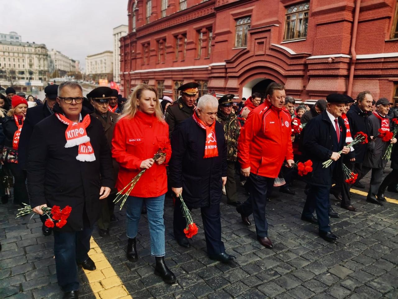 Рожденный в горниле Великого Октября!