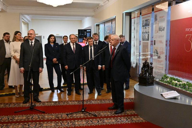 Г.А. Зюганова наградили медалью Академии наук, и он принял участие в открытии выставки, посвящённой 300-летию Санкт-Петербургского университета